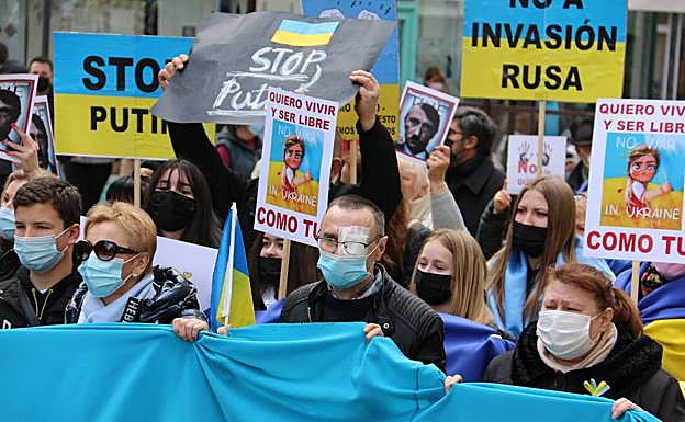 Galería. Miles de personas participan en la marcha en León.