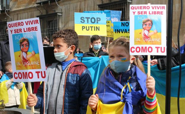 León enseña a Ucrania que «estamos con ellos» y se lanza a la calle al grito de «Putin, atrás; queremos paz»