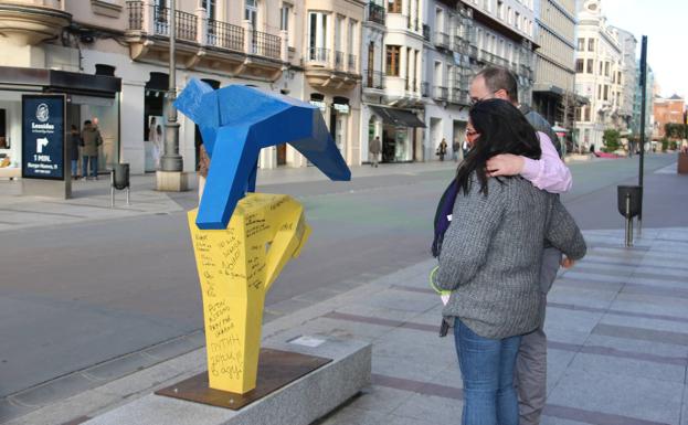 Galería. Dos viandantes contemplan los cambios en la escultura.