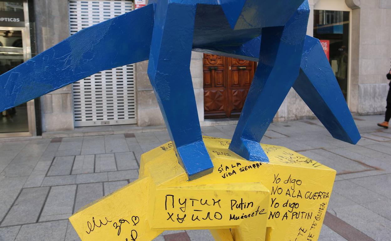 La escultura de Ordoño representa ahora los colores de la bandera ucraniana y se llena de mensajes en apoyo a este pueblo.