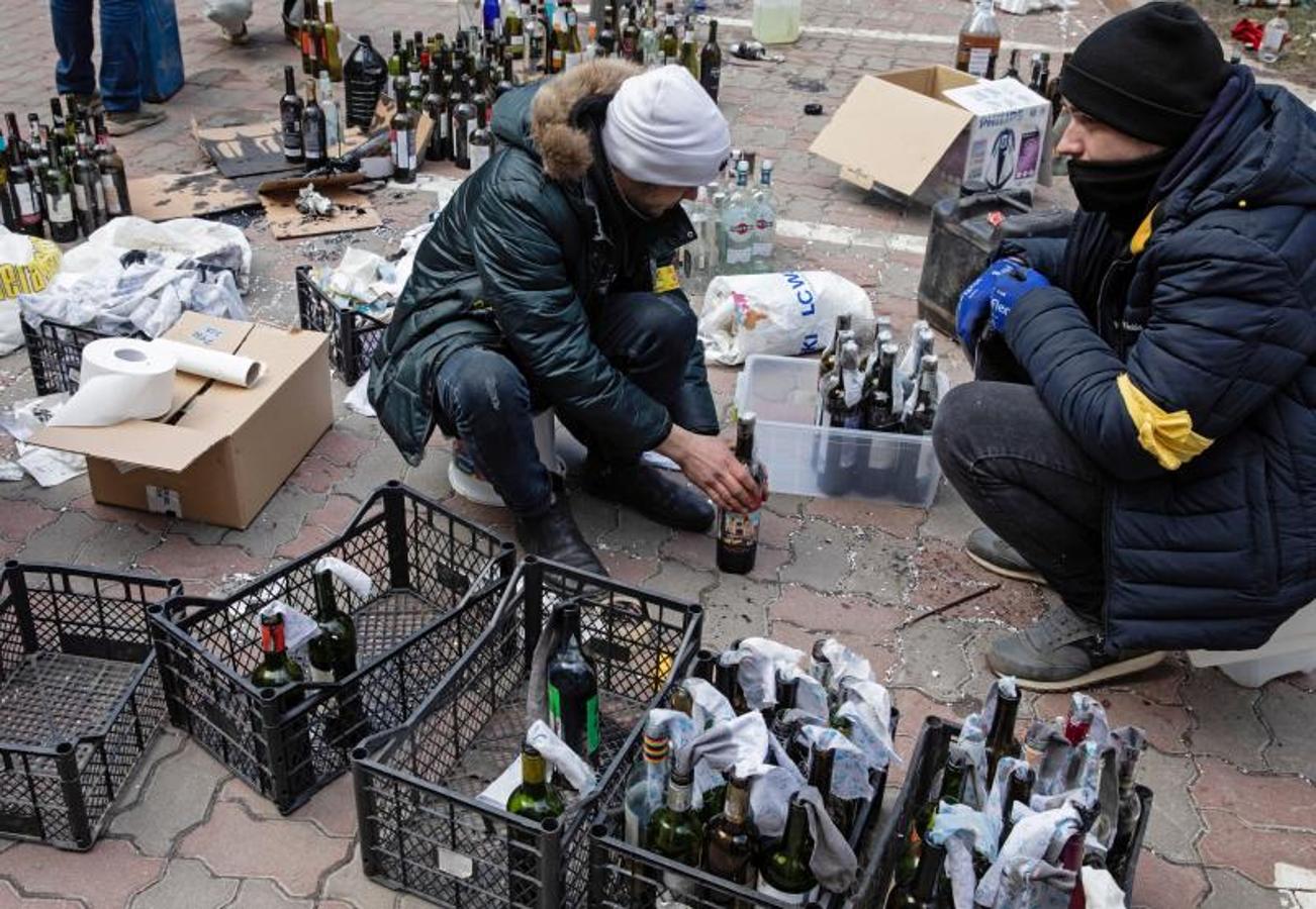 Ucranianos preparan cócteles molotov.