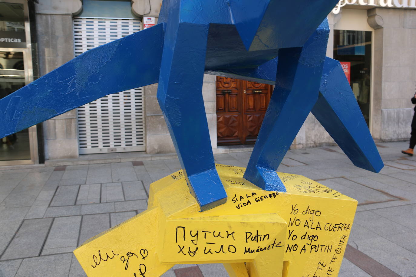 La escultura de Javier Robles refleja un nuevo significado tras la crisis de Ucrania.