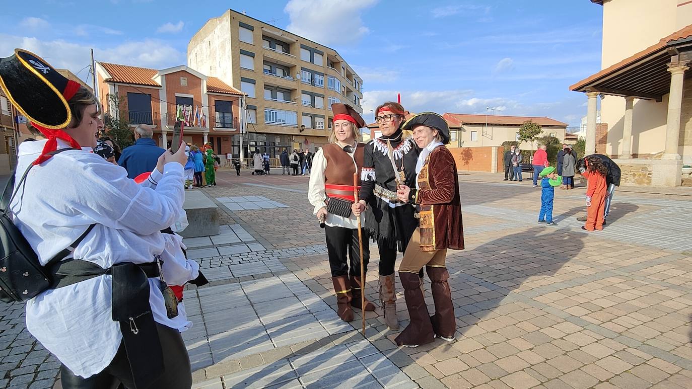 La localidad leonesa acogió los actos de esta fiesta de febrero en la que cada vecino aporta su disfraz.