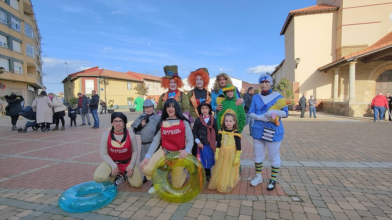 La localidad leonesa acogió los actos de esta fiesta de febrero en la que cada vecino aporta su disfraz.