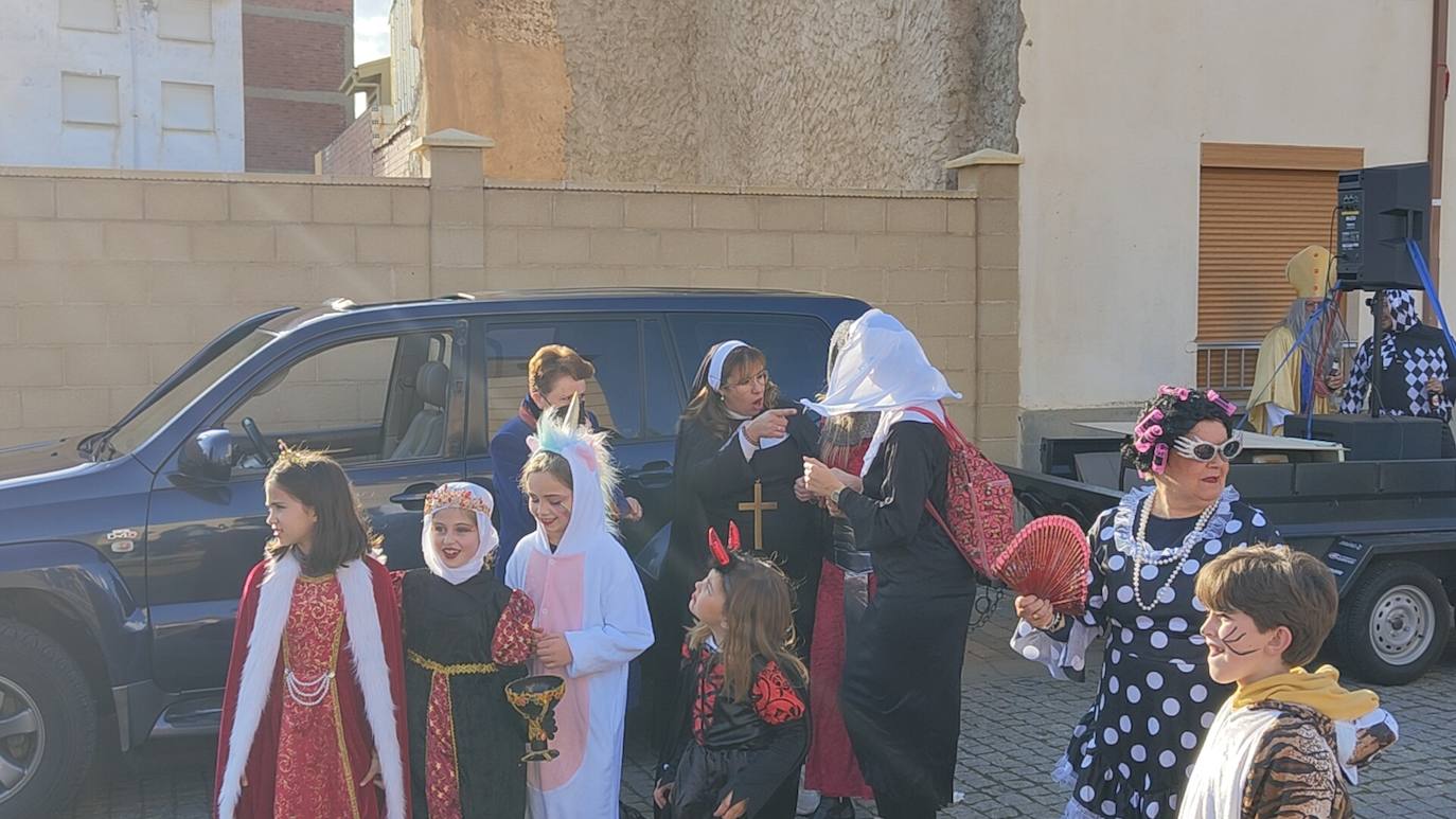 La localidad leonesa acogió los actos de esta fiesta de febrero en la que cada vecino aporta su disfraz.