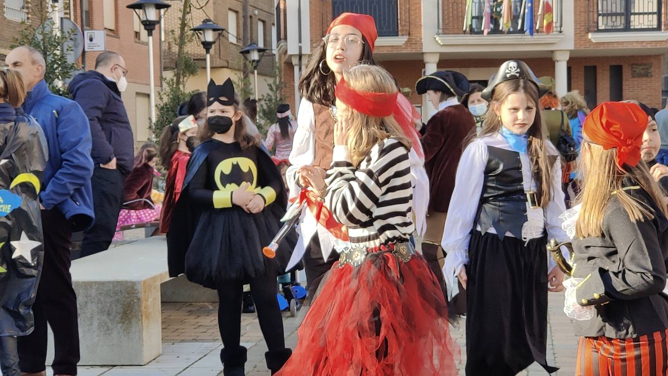 La localidad leonesa acogió los actos de esta fiesta de febrero en la que cada vecino aporta su disfraz.