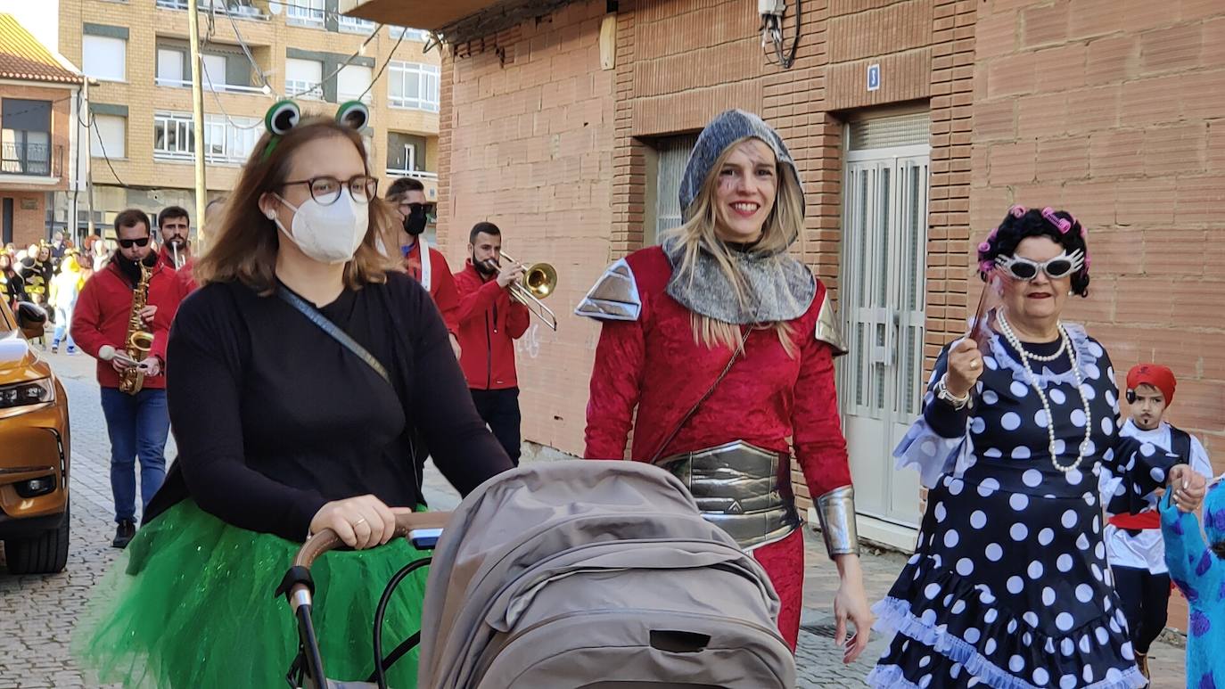 La localidad leonesa acogió los actos de esta fiesta de febrero en la que cada vecino aporta su disfraz.