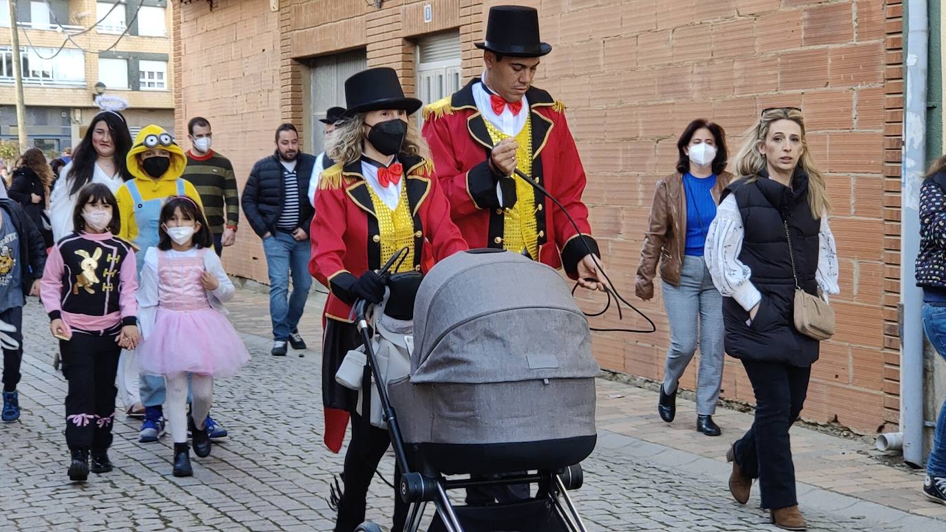 La localidad leonesa acogió los actos de esta fiesta de febrero en la que cada vecino aporta su disfraz.