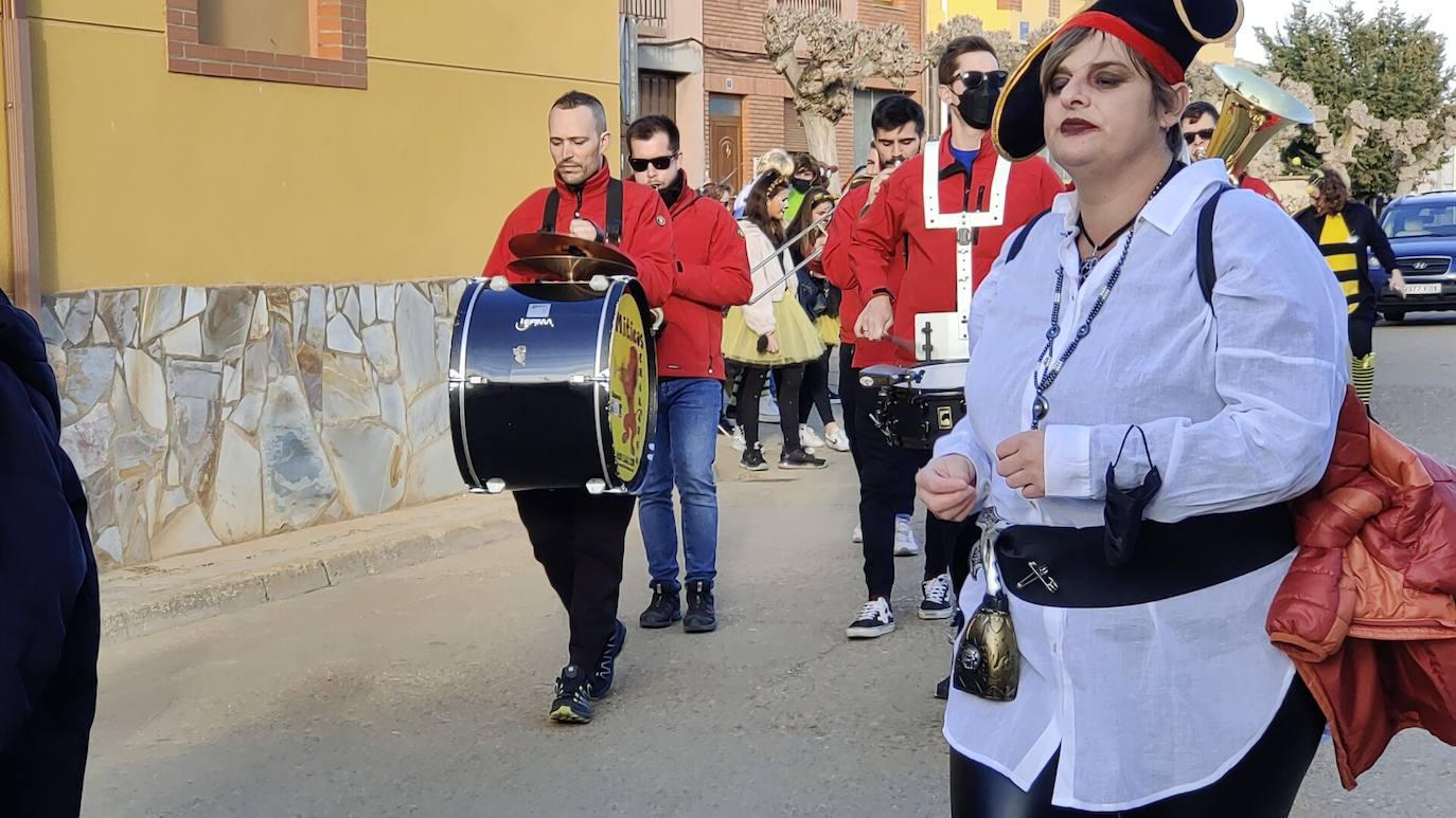 La localidad leonesa acogió los actos de esta fiesta de febrero en la que cada vecino aporta su disfraz.