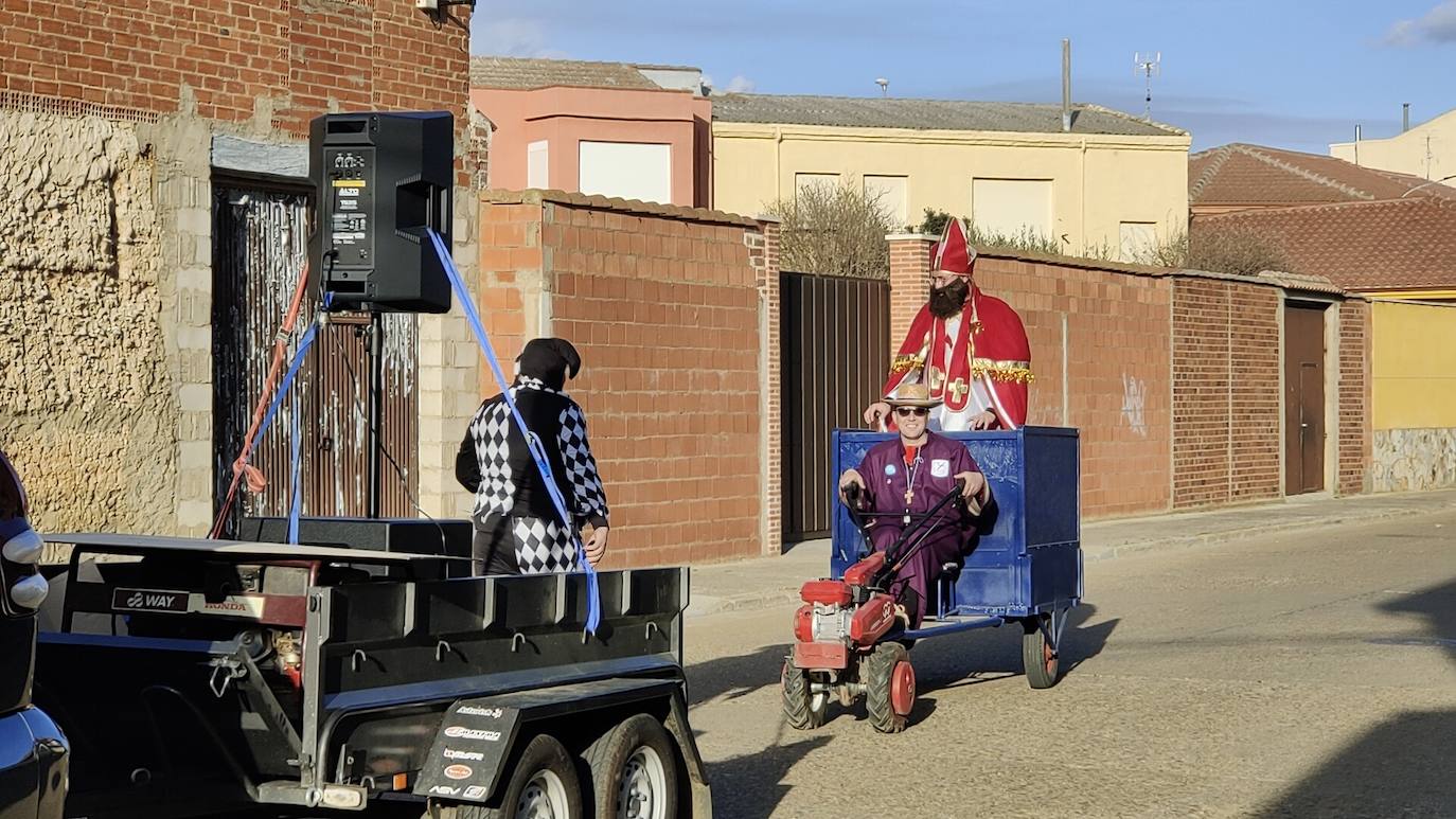 La localidad leonesa acogió los actos de esta fiesta de febrero en la que cada vecino aporta su disfraz.