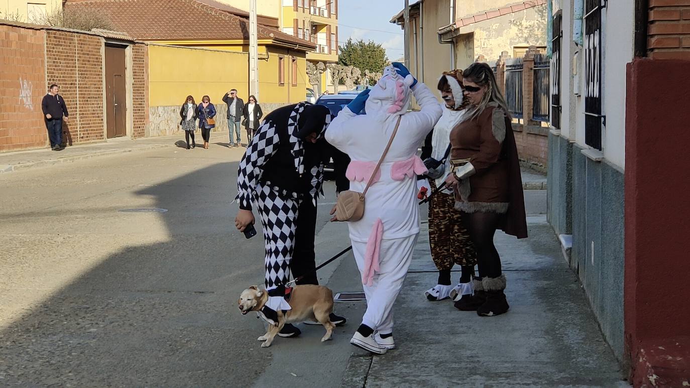 La localidad leonesa acogió los actos de esta fiesta de febrero en la que cada vecino aporta su disfraz.