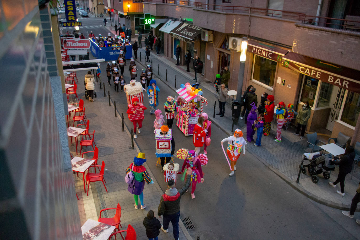 Decenas de personas se lanzan a la calle para vivir una jornada de fiesta en el municipio de Valverde de la Virgen.