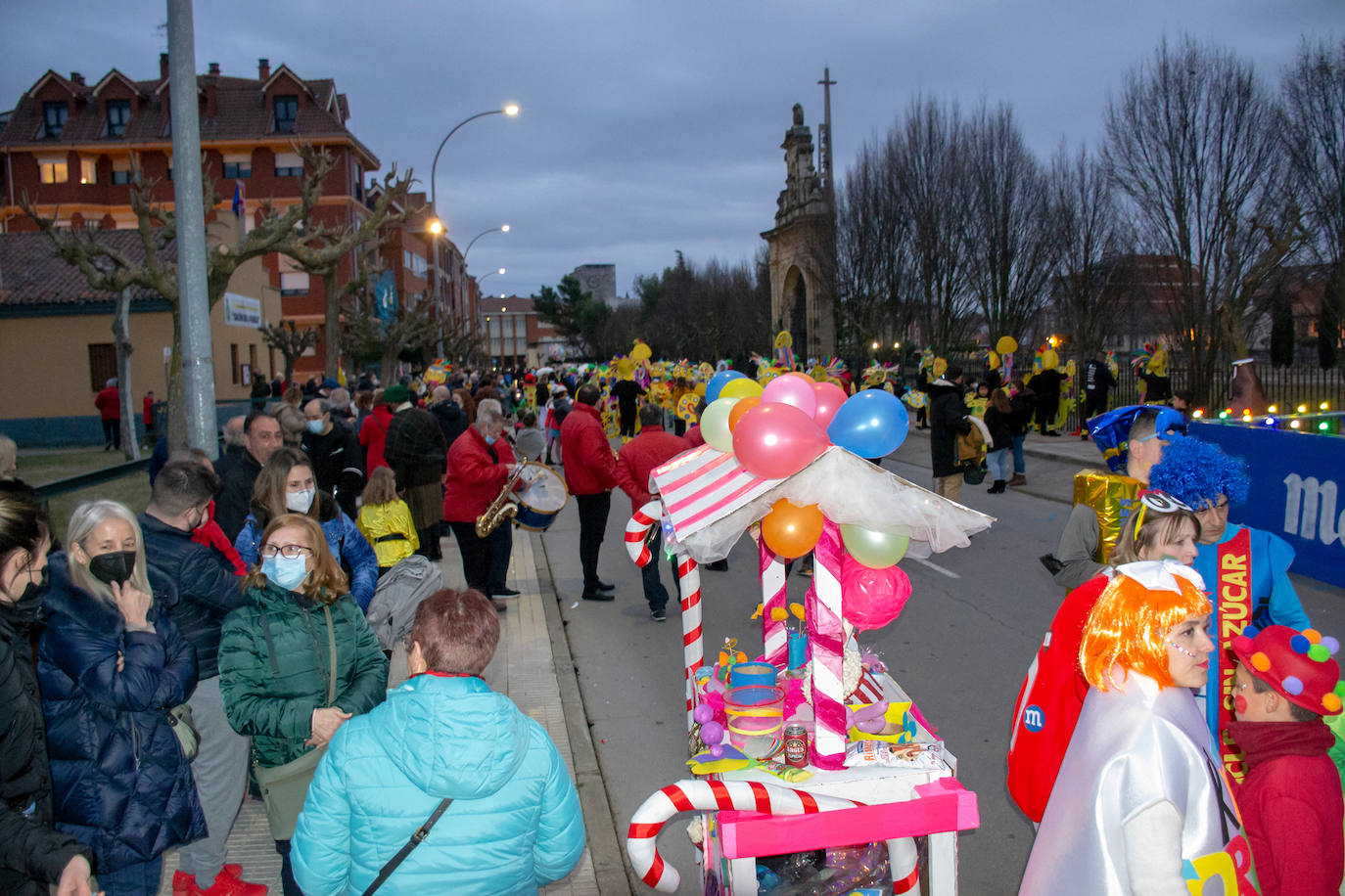 Decenas de personas se lanzan a la calle para vivir una jornada de fiesta en el municipio de Valverde de la Virgen.