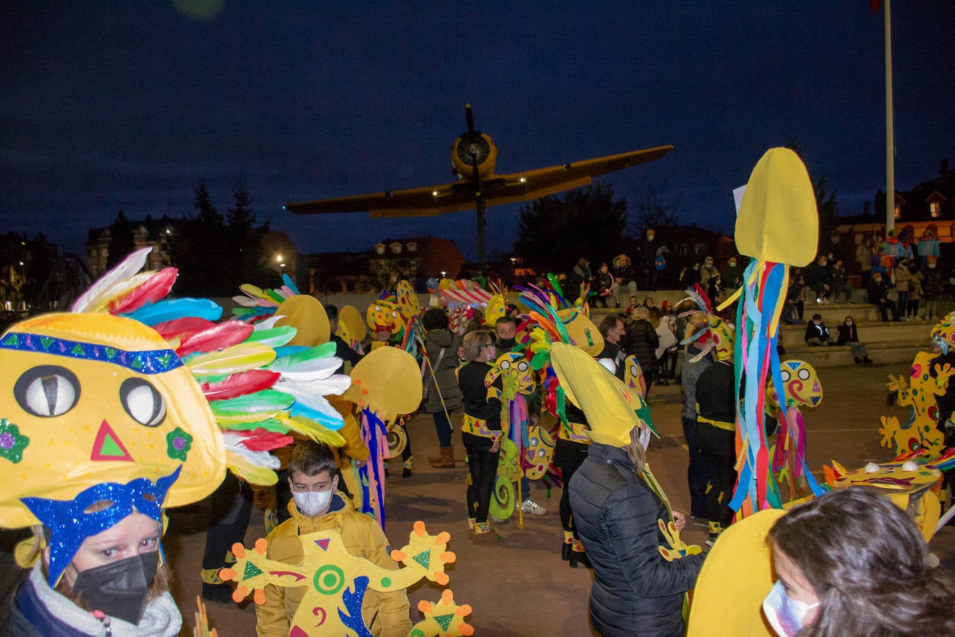 Decenas de personas se lanzan a la calle para vivir una jornada de fiesta en el municipio de Valverde de la Virgen.