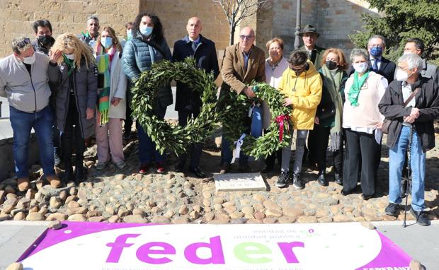 El alcalde y el vicepresidente de la asociación colocaron dos coronas de laurel en el monolito que homenajea a las personas con enfermedades raras. 