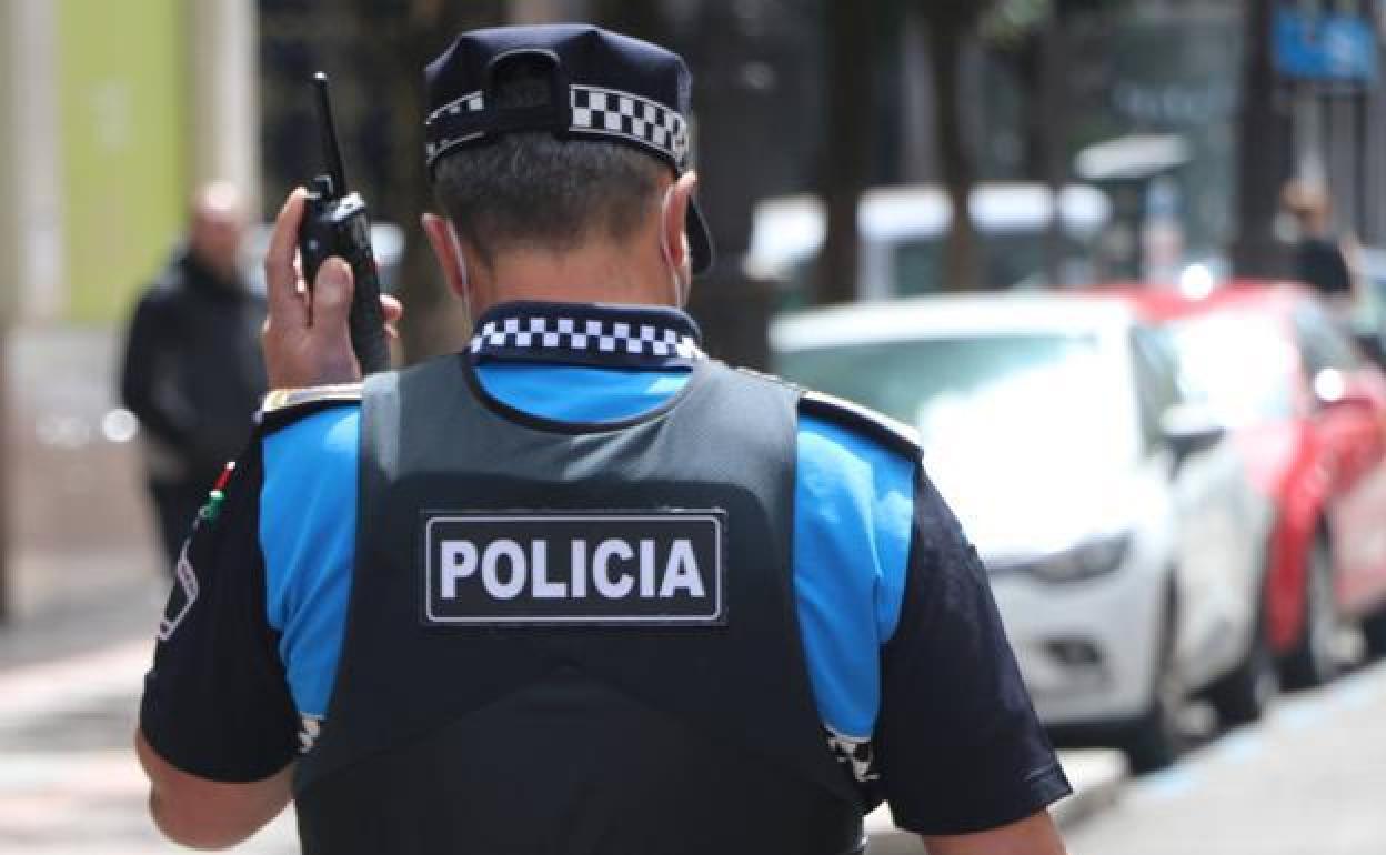 Agentes de la Policía Local de León encuentran dos cadáveres de perros en dos maletas en Armunia.