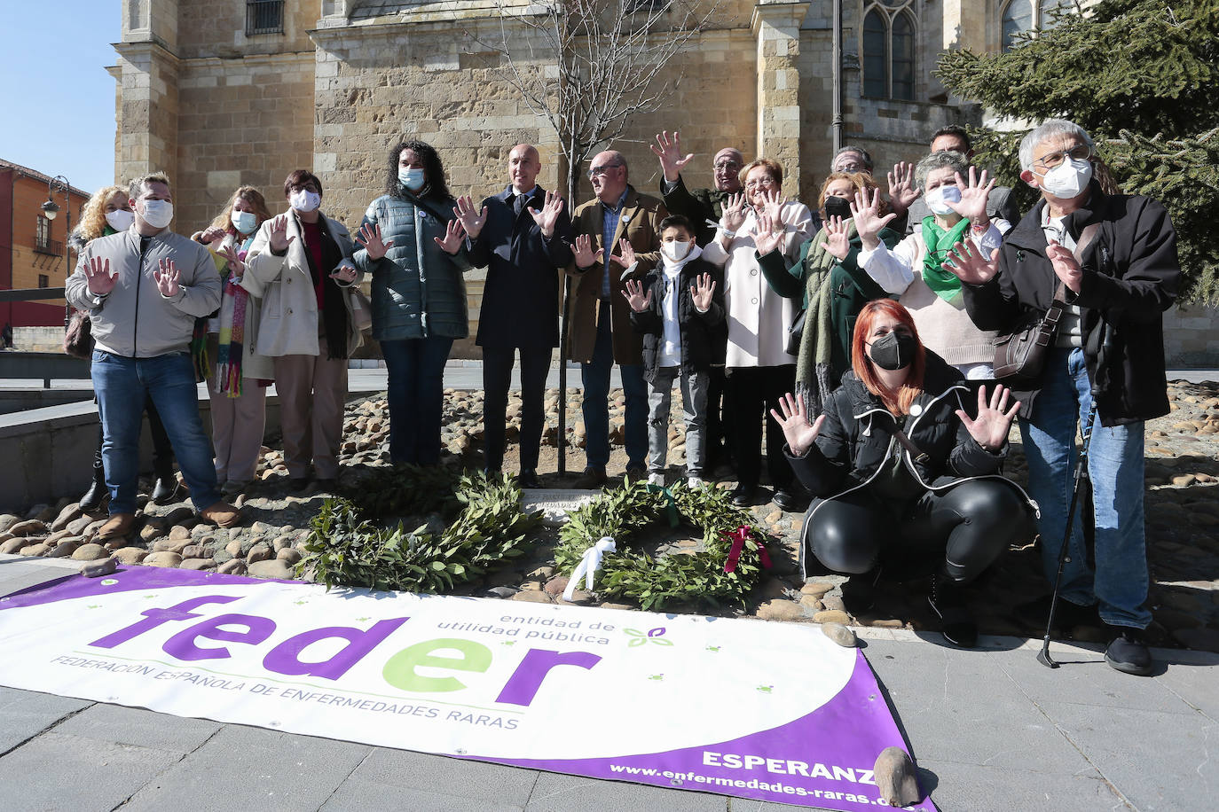 El alcalde de León, José Antonio Diez, asiste al acto de colocación de una corona de laurel en la placa conmemorativa en recuerdo de todos los pacientes de enfermedades raras