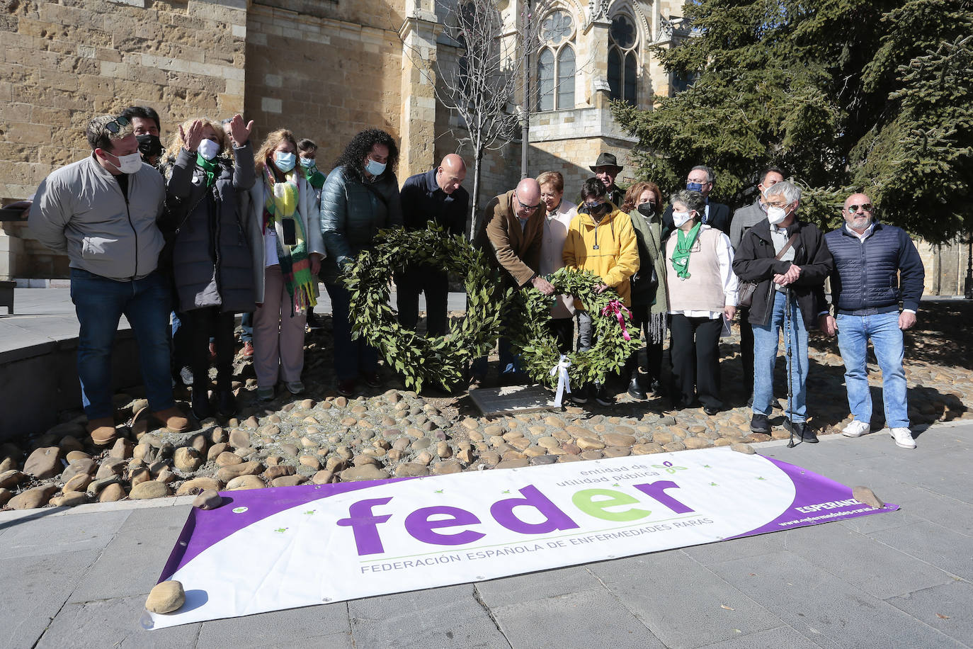 El alcalde de León, José Antonio Diez, asiste al acto de colocación de una corona de laurel en la placa conmemorativa en recuerdo de todos los pacientes de enfermedades raras