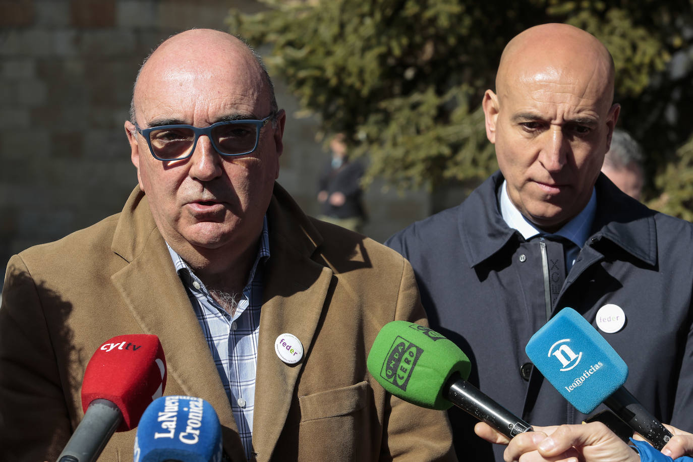 El alcalde de León, José Antonio Diez, asiste al acto de colocación de una corona de laurel en la placa conmemorativa en recuerdo de todos los pacientes de enfermedades raras