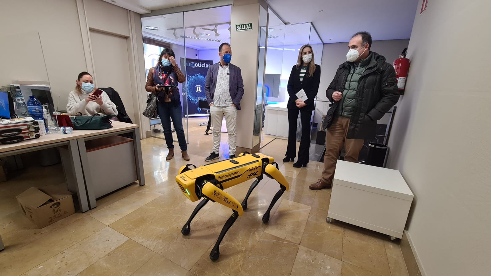 El viral cuadrúpedo, que sorprendió a todos en las calles de León hace unos meses, ha hecho parada en la redacción de este periódico digital.