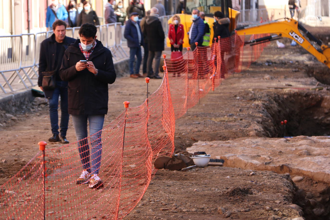 Los arqueólogos siguen buscando vestigios a la espera de dar paso a las obras de peatonalización de las calles Carreras y Los Cubos.