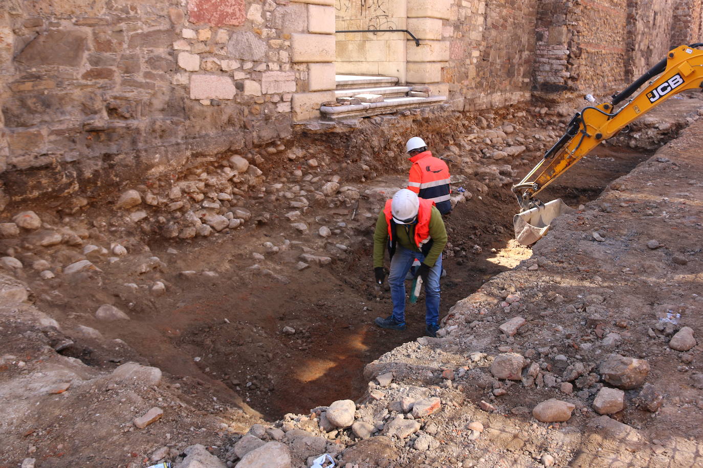 Los arqueólogos siguen buscando vestigios a la espera de dar paso a las obras de peatonalización de las calles Carreras y Los Cubos.