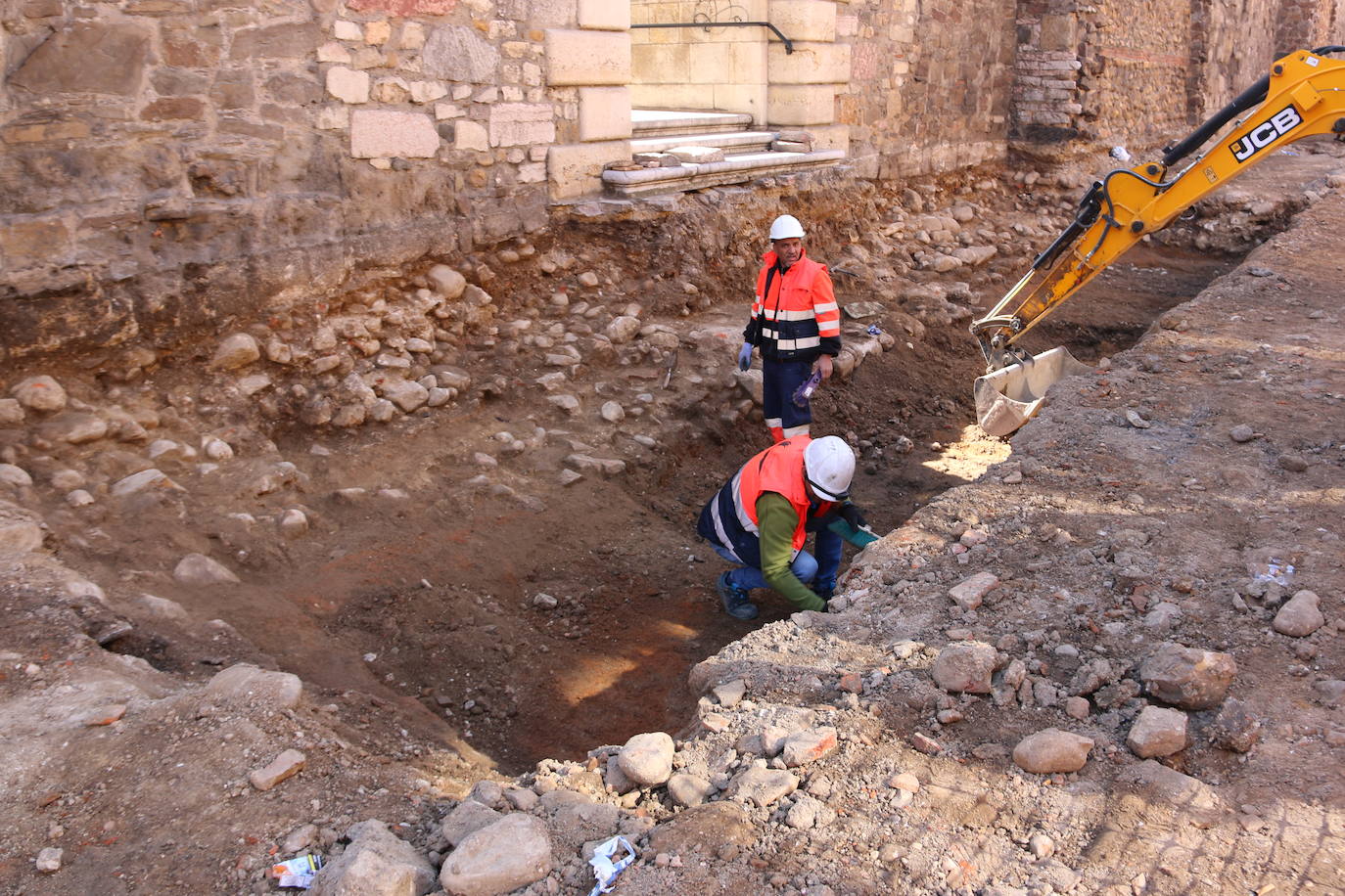 Los arqueólogos siguen buscando vestigios a la espera de dar paso a las obras de peatonalización de las calles Carreras y Los Cubos.