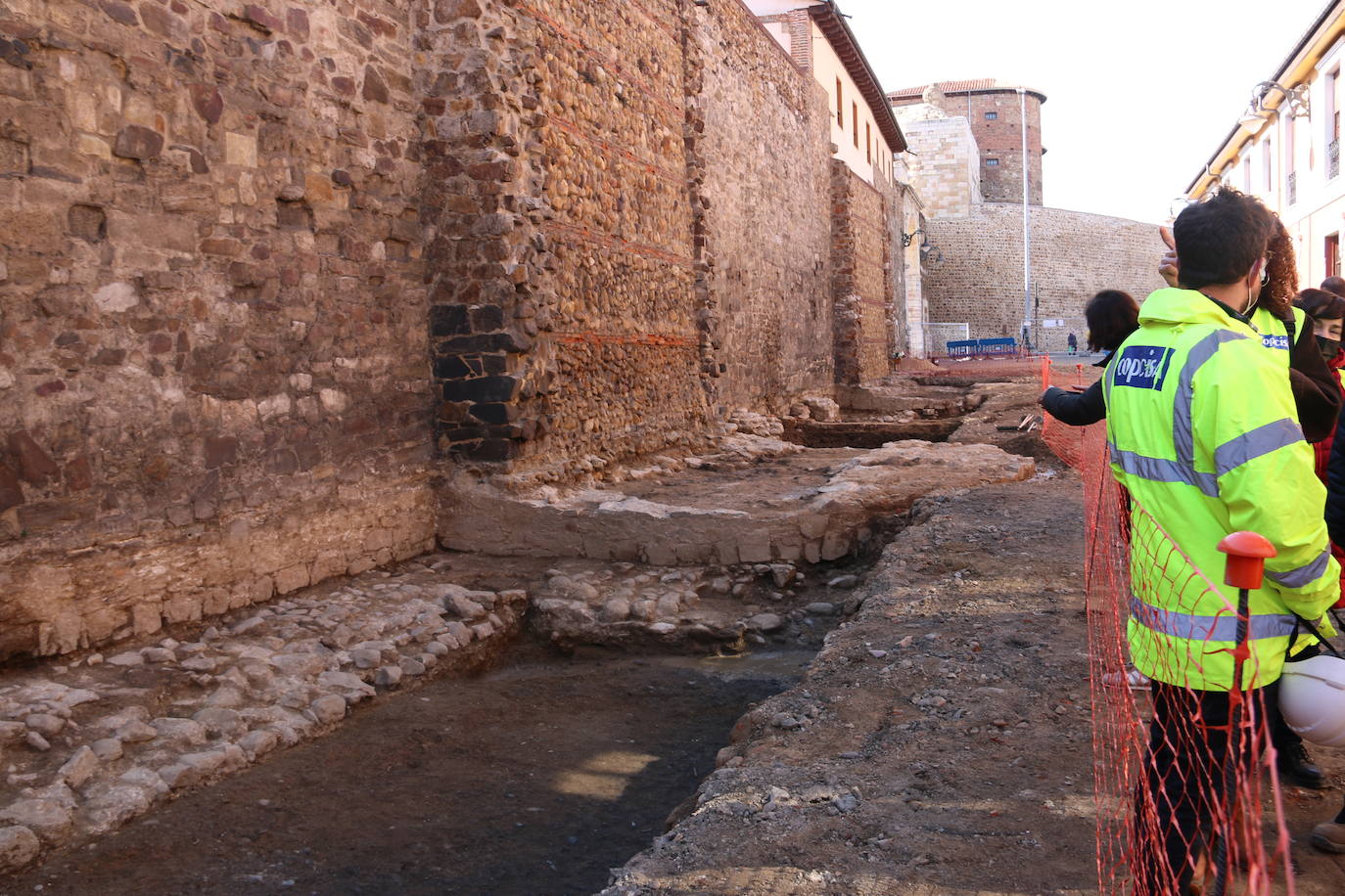 Los arqueólogos siguen buscando vestigios a la espera de dar paso a las obras de peatonalización de las calles Carreras y Los Cubos.