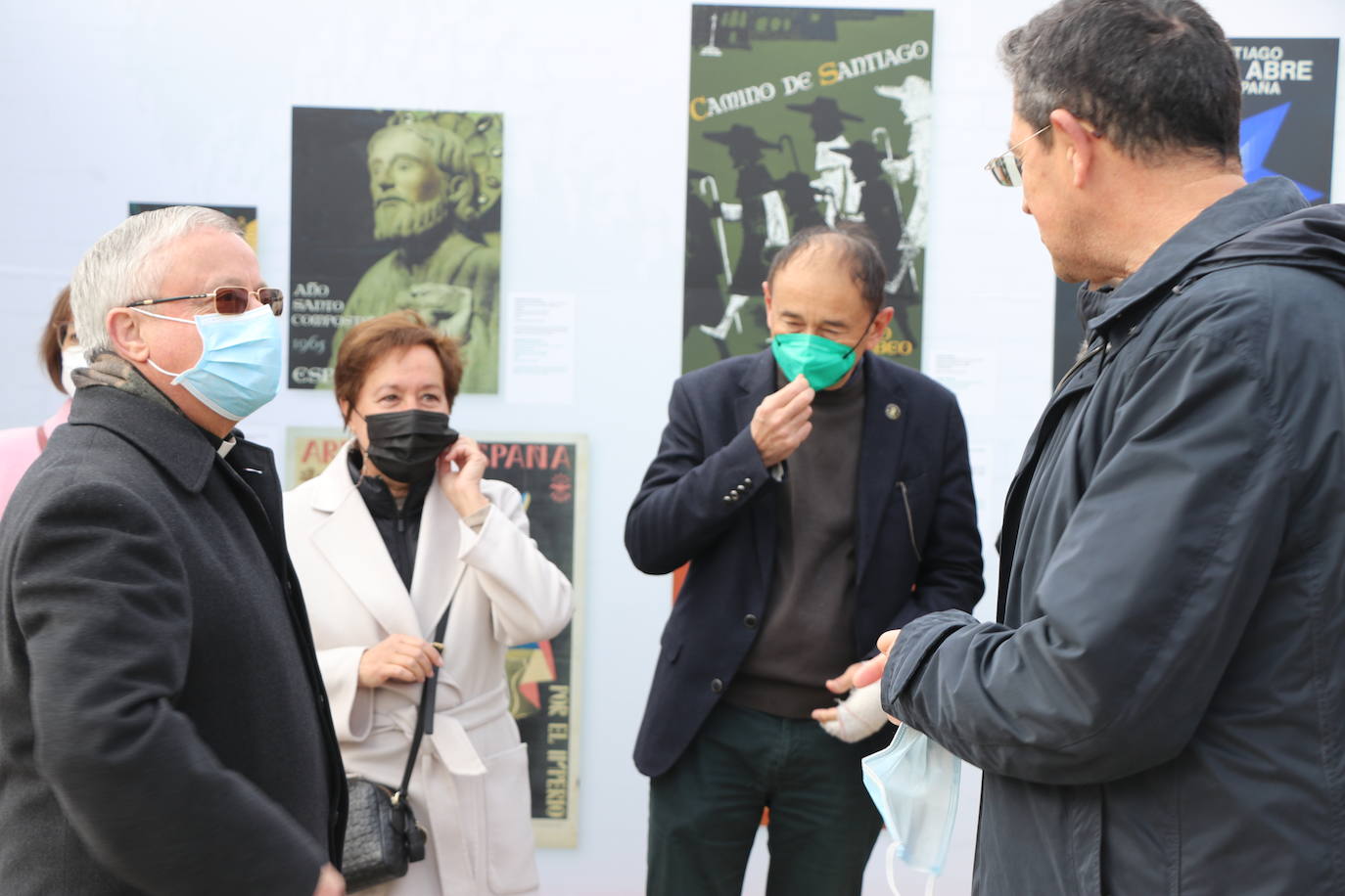 León inaugura una exposición itinerante que permanecerá todo el mes de marzo frente a San Amrcos en la que se repasa a través de 140 obras de cartelería lel último siglo de la historia del Camino de Santiago | La muestra ya ha recorrido Asturias, Galiucia, Cantabria, Navarra y Aragón y el julio cerrará su particilar camio en Nájera.