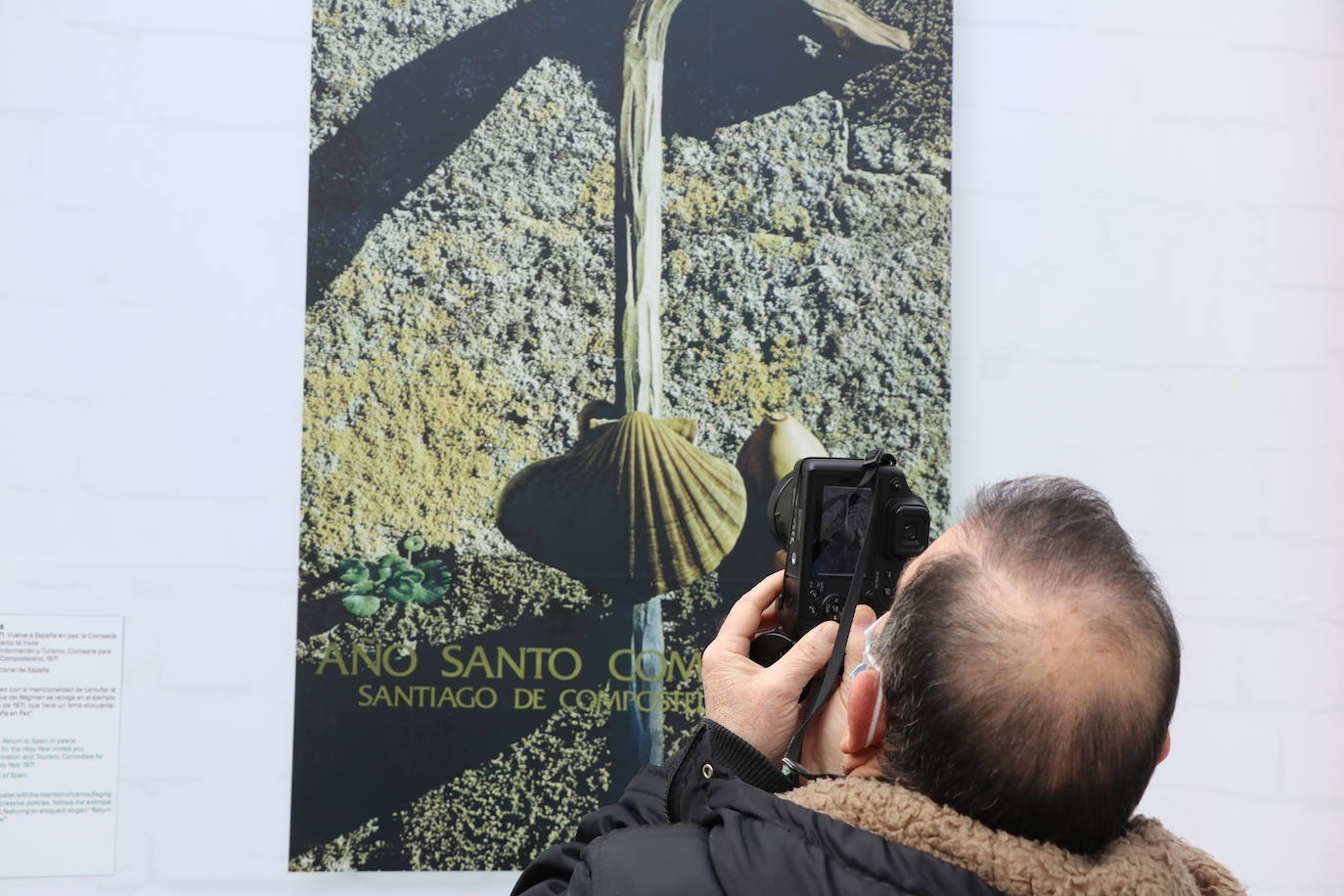 León inaugura una exposición itinerante que permanecerá todo el mes de marzo frente a San Amrcos en la que se repasa a través de 140 obras de cartelería lel último siglo de la historia del Camino de Santiago | La muestra ya ha recorrido Asturias, Galiucia, Cantabria, Navarra y Aragón y el julio cerrará su particilar camio en Nájera.