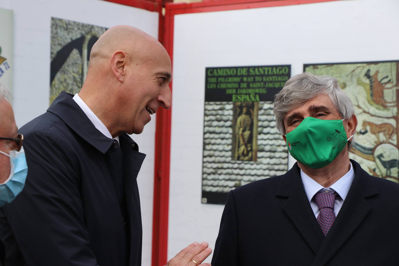 León inaugura una exposición itinerante que permanecerá todo el mes de marzo frente a San Amrcos en la que se repasa a través de 140 obras de cartelería lel último siglo de la historia del Camino de Santiago | La muestra ya ha recorrido Asturias, Galiucia, Cantabria, Navarra y Aragón y el julio cerrará su particilar camio en Nájera.