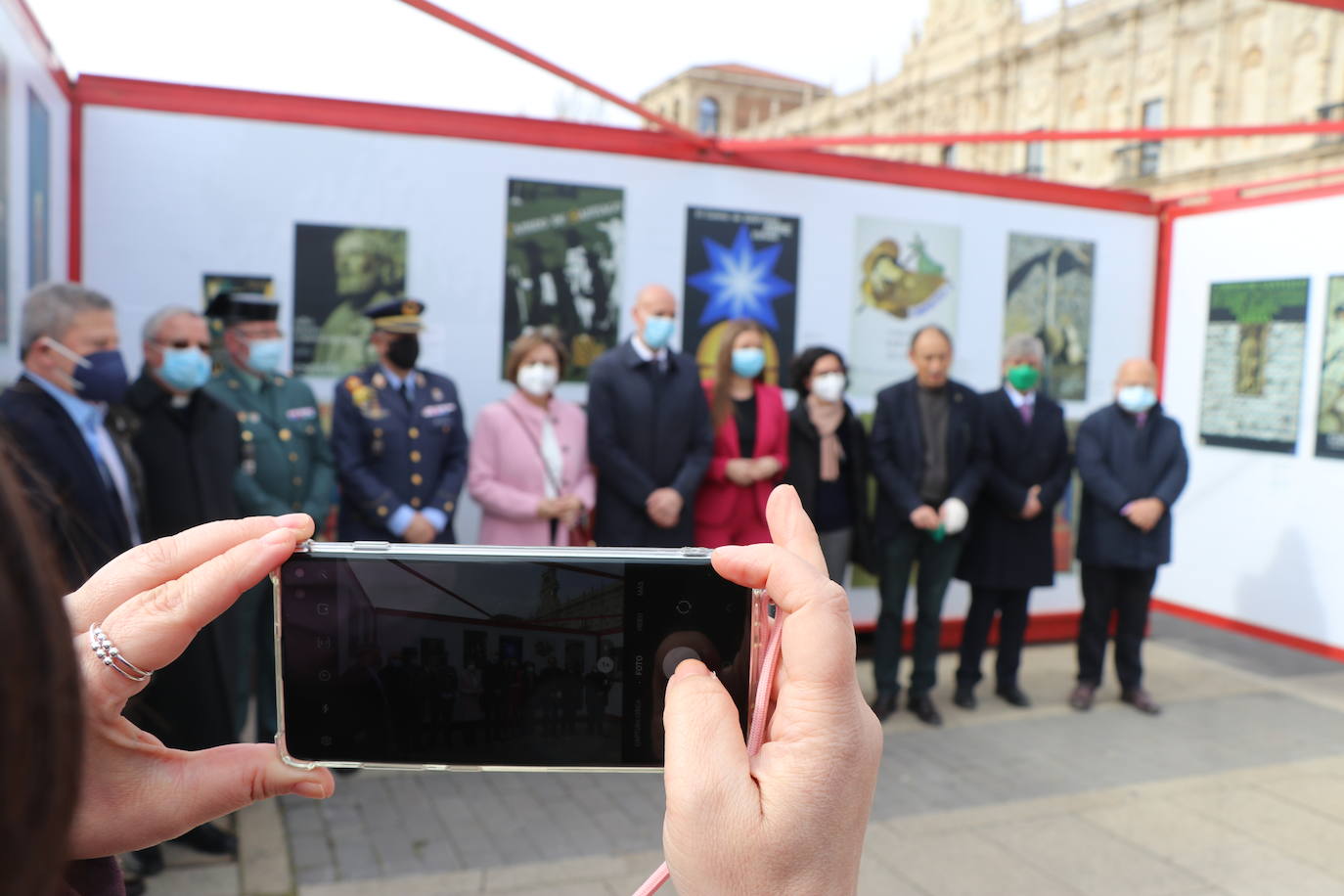 León inaugura una exposición itinerante que permanecerá todo el mes de marzo frente a San Amrcos en la que se repasa a través de 140 obras de cartelería lel último siglo de la historia del Camino de Santiago | La muestra ya ha recorrido Asturias, Galiucia, Cantabria, Navarra y Aragón y el julio cerrará su particilar camio en Nájera.