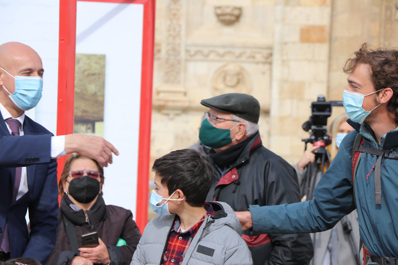 León inaugura una exposición itinerante que permanecerá todo el mes de marzo frente a San Amrcos en la que se repasa a través de 140 obras de cartelería lel último siglo de la historia del Camino de Santiago | La muestra ya ha recorrido Asturias, Galiucia, Cantabria, Navarra y Aragón y el julio cerrará su particilar camio en Nájera.