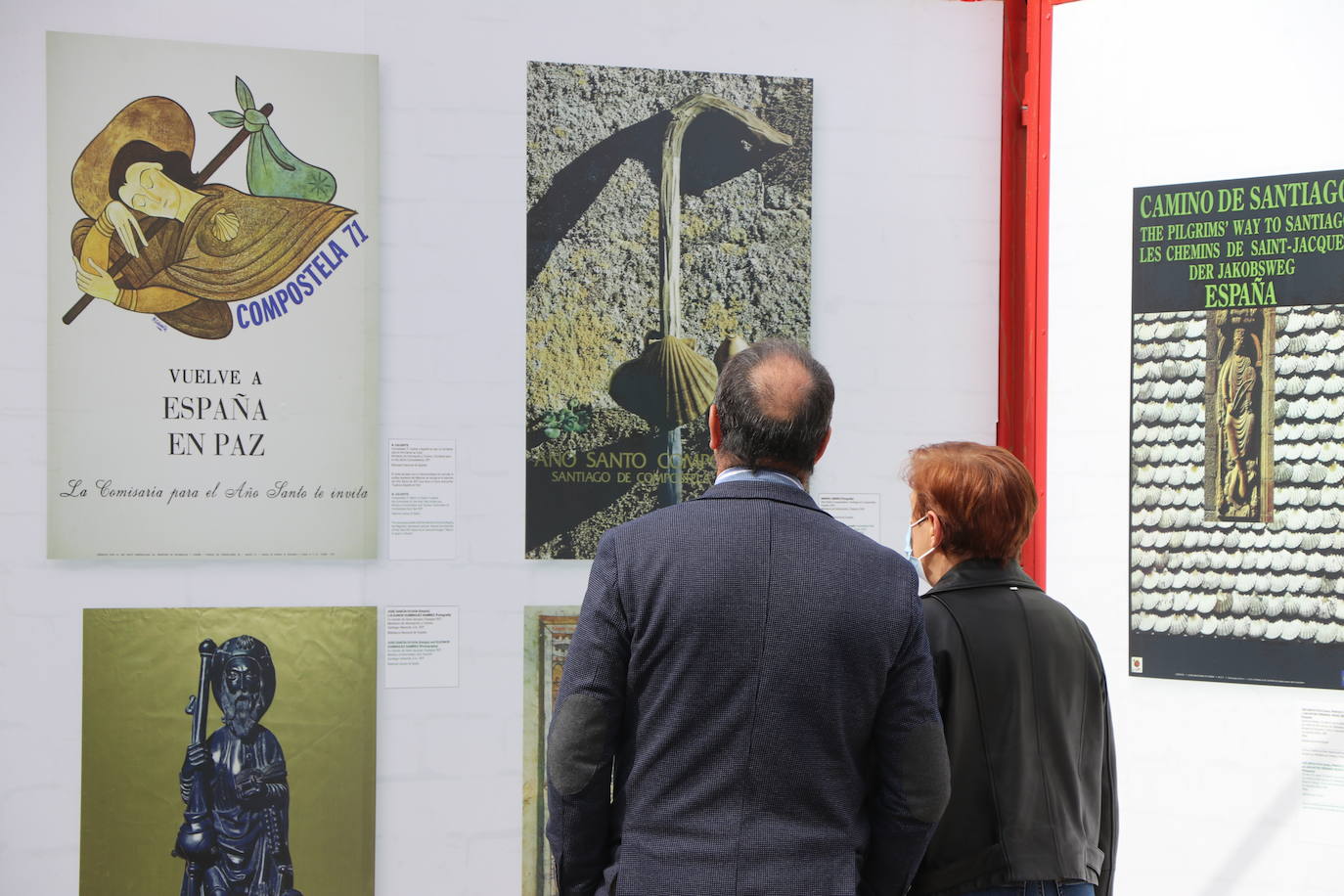 León inaugura una exposición itinerante que permanecerá todo el mes de marzo frente a San Amrcos en la que se repasa a través de 140 obras de cartelería lel último siglo de la historia del Camino de Santiago | La muestra ya ha recorrido Asturias, Galiucia, Cantabria, Navarra y Aragón y el julio cerrará su particilar camio en Nájera.