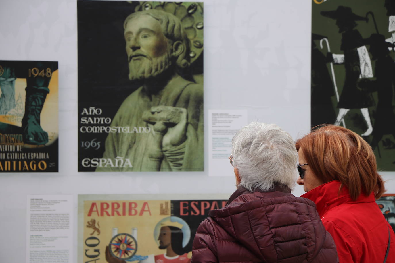 León inaugura una exposición itinerante que permanecerá todo el mes de marzo frente a San Amrcos en la que se repasa a través de 140 obras de cartelería lel último siglo de la historia del Camino de Santiago | La muestra ya ha recorrido Asturias, Galiucia, Cantabria, Navarra y Aragón y el julio cerrará su particilar camio en Nájera.