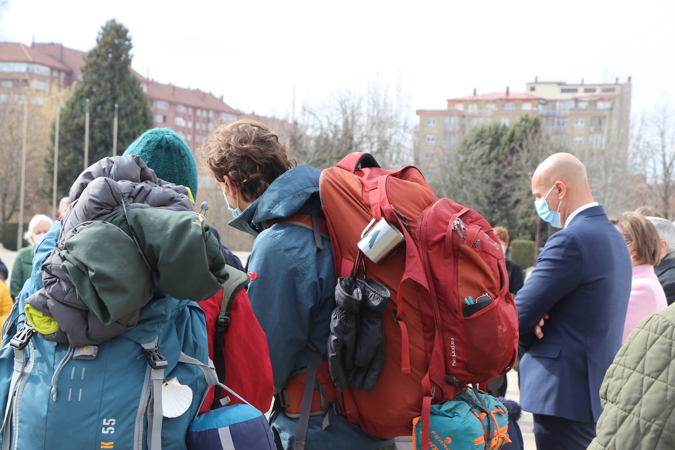 León inaugura una exposición itinerante que permanecerá todo el mes de marzo frente a San Amrcos en la que se repasa a través de 140 obras de cartelería lel último siglo de la historia del Camino de Santiago | La muestra ya ha recorrido Asturias, Galiucia, Cantabria, Navarra y Aragón y el julio cerrará su particilar camio en Nájera.