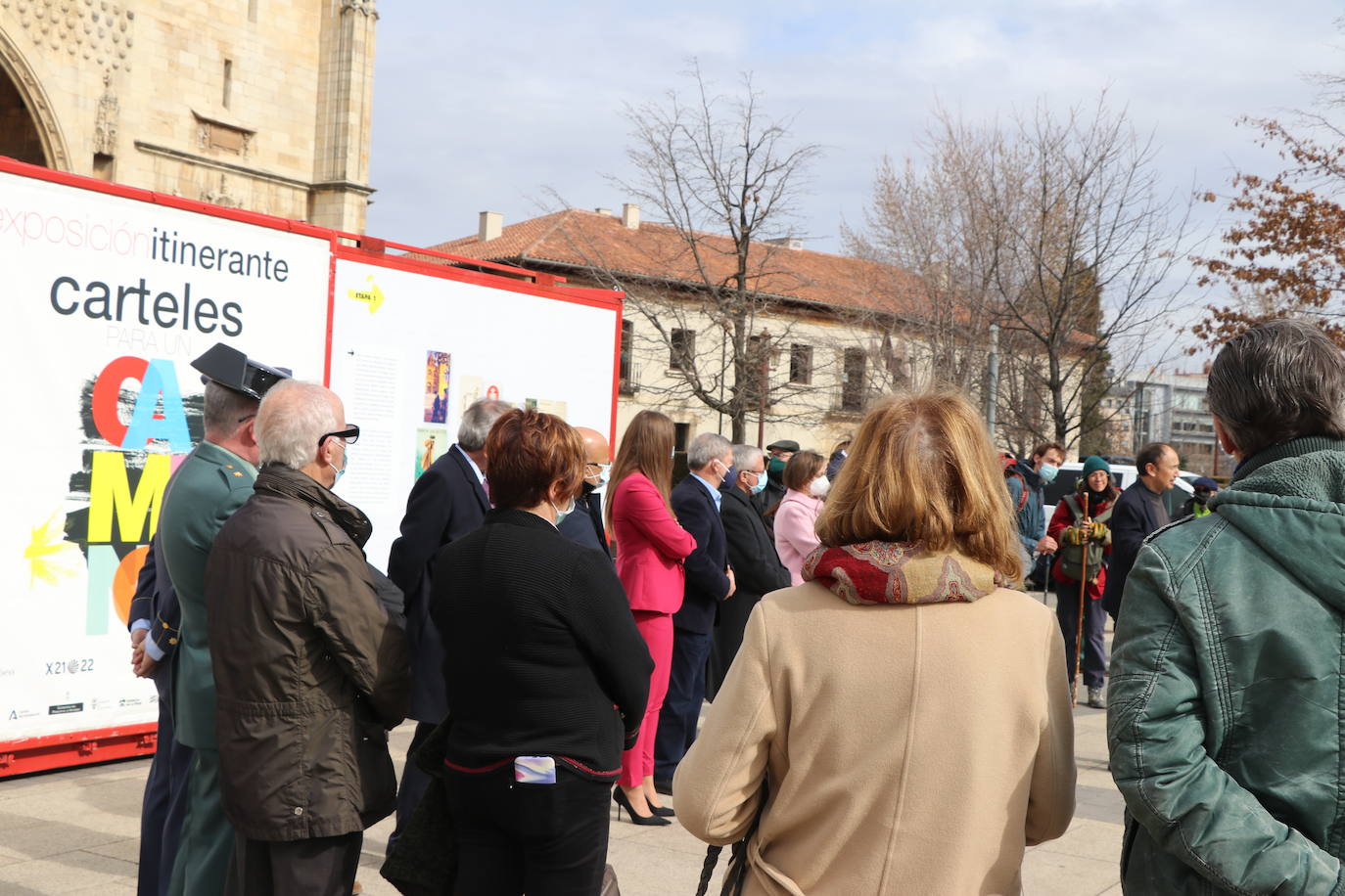 León inaugura una exposición itinerante que permanecerá todo el mes de marzo frente a San Amrcos en la que se repasa a través de 140 obras de cartelería lel último siglo de la historia del Camino de Santiago | La muestra ya ha recorrido Asturias, Galiucia, Cantabria, Navarra y Aragón y el julio cerrará su particilar camio en Nájera.