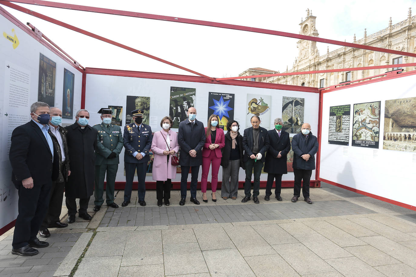 El alcalde de León, José Antonio Diez y la delegada territorial de la Junta, Ester Muñoz, entre otras autoridades, asisten a la presentación de la exposición 'Carteles para un Camino, 100 años de Ilustración Jacobea'.