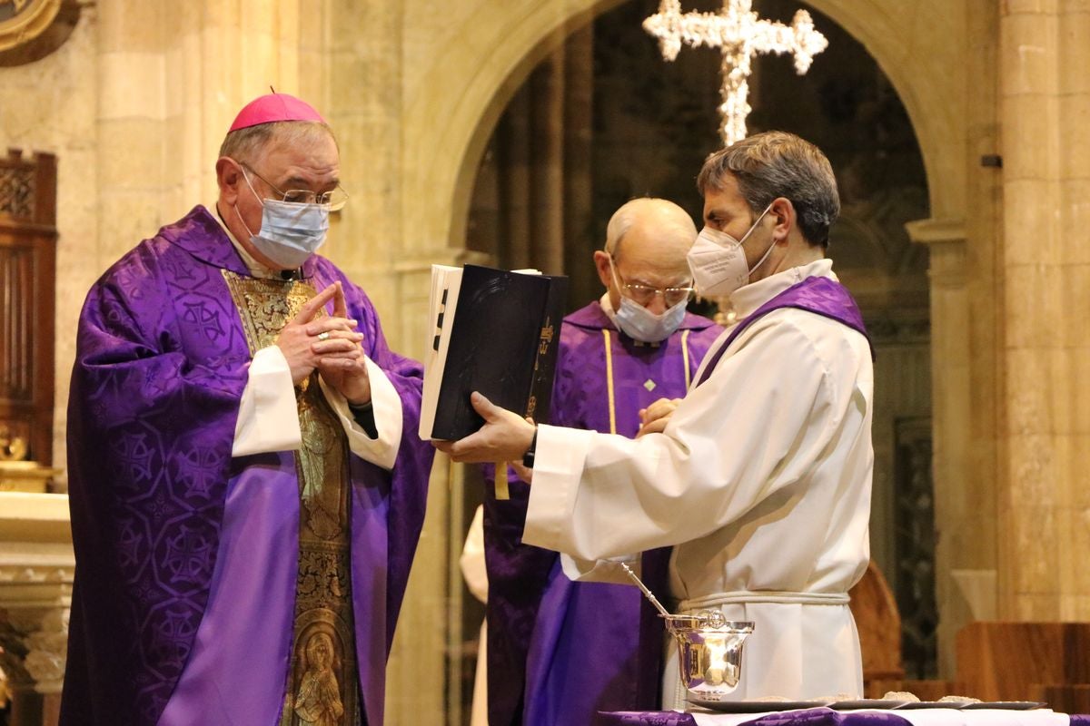 El obispo impone la ceniza en la Catedral de León. 