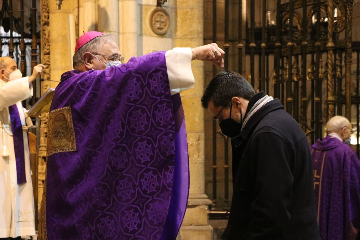 El obispo impone la ceniza en la Catedral de León. 