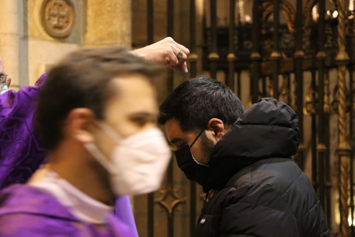 El obispo impone la ceniza en la Catedral de León. 