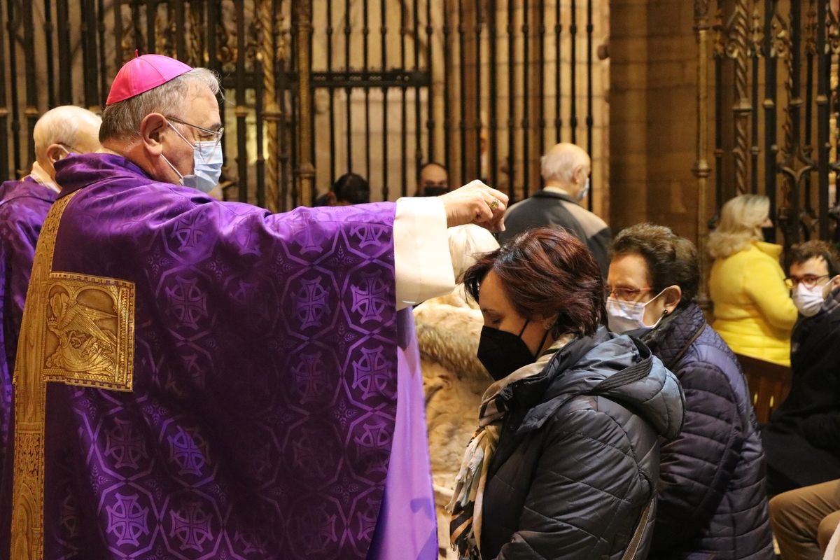 El obispo impone la ceniza en la Catedral de León. 