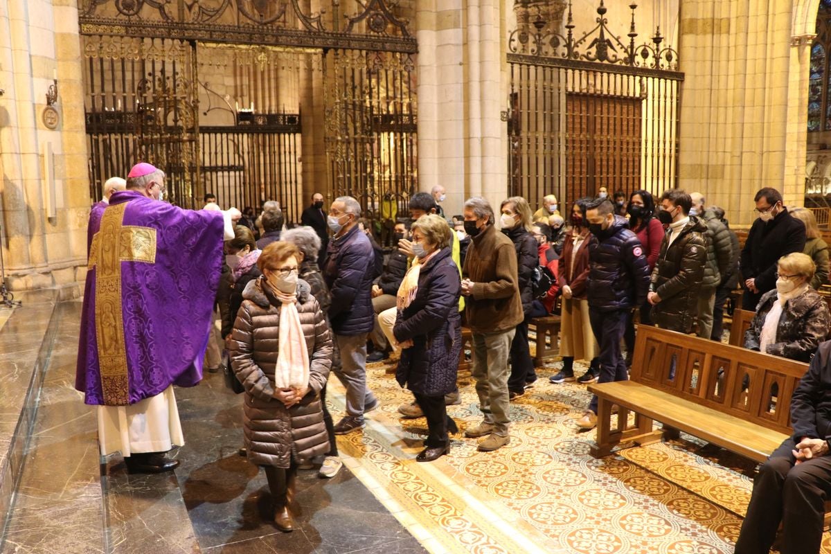 El obispo impone la ceniza en la Catedral de León. 