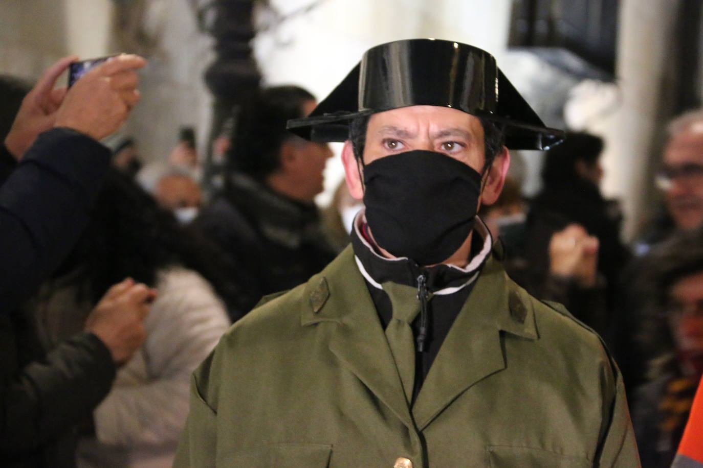 Fiscal, monaguillo y obispo presiden el cortejo fúnebre de Doña Sardina que da la bienvenida a la Cuaresma.