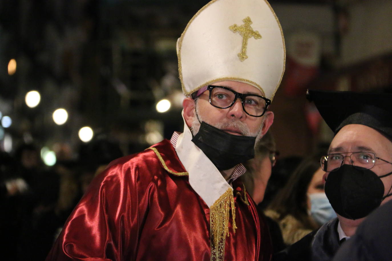 Fiscal, monaguillo y obispo presiden el cortejo fúnebre de Doña Sardina que da la bienvenida a la Cuaresma.