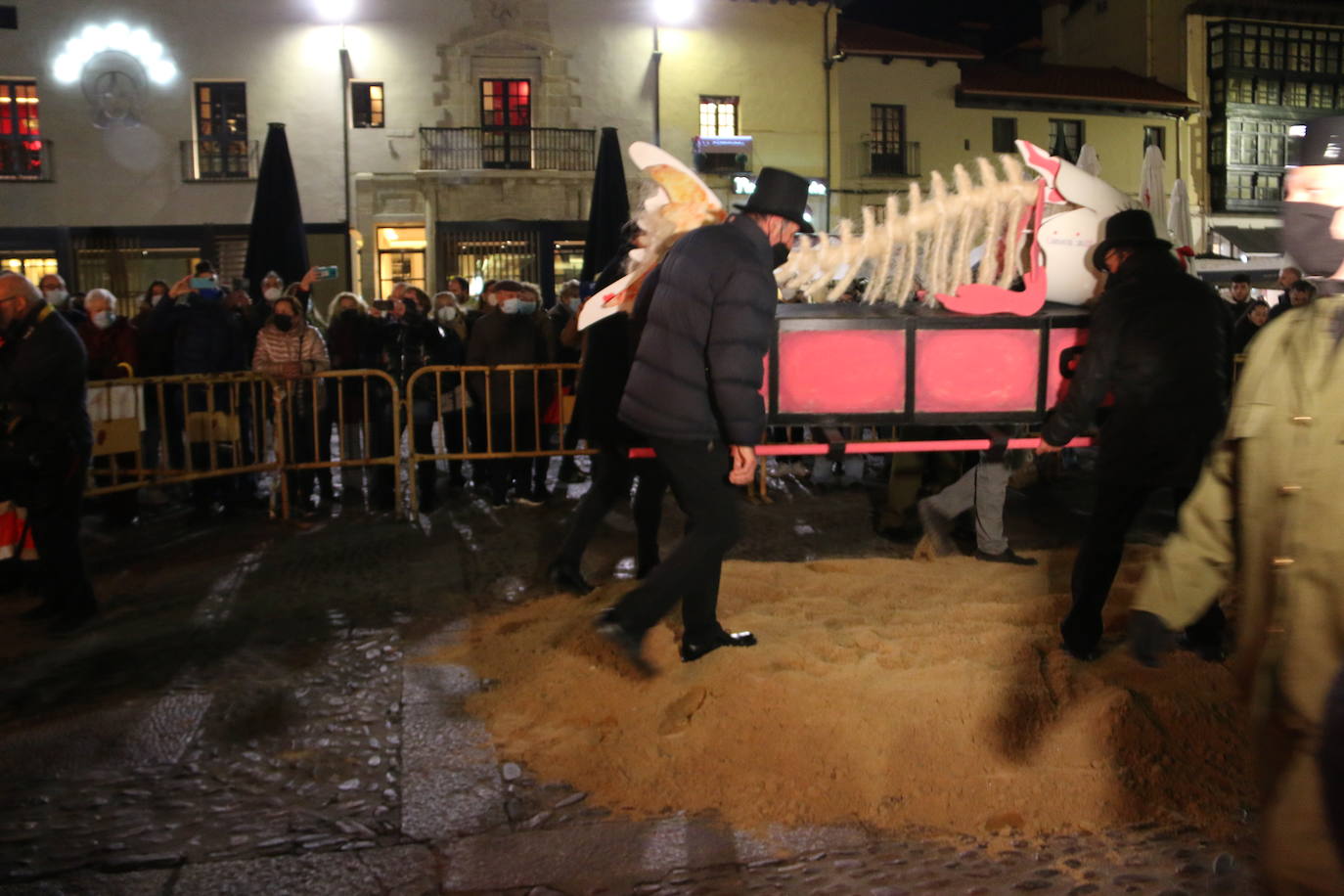 Fiscal, monaguillo y obispo presiden el cortejo fúnebre de Doña Sardina que da la bienvenida a la Cuaresma.