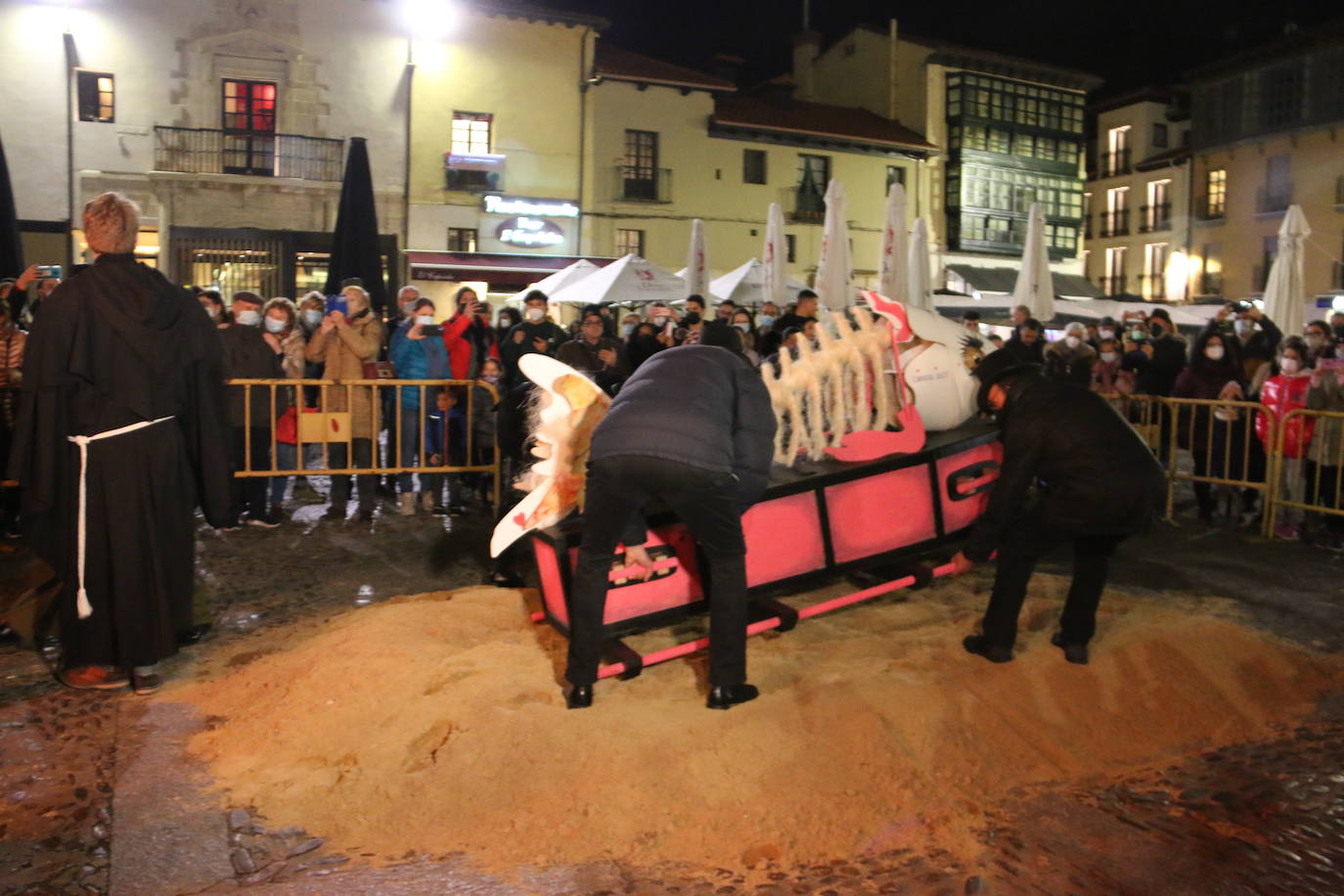 Fiscal, monaguillo y obispo presiden el cortejo fúnebre de Doña Sardina que da la bienvenida a la Cuaresma.