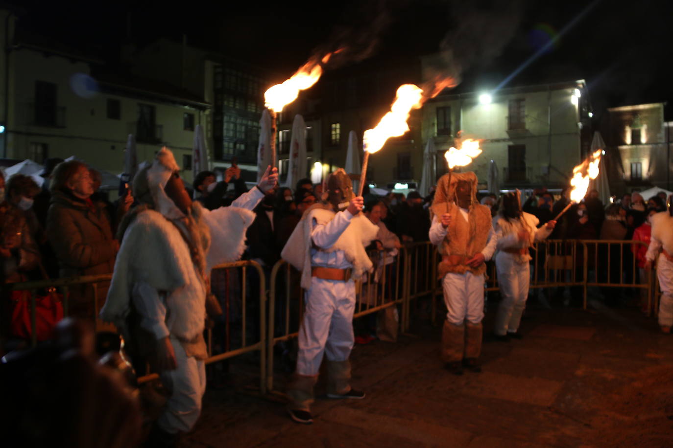 Fiscal, monaguillo y obispo presiden el cortejo fúnebre de Doña Sardina que da la bienvenida a la Cuaresma.