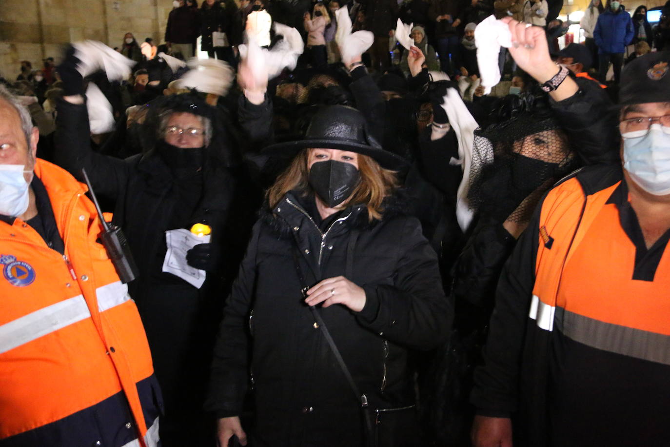 Fiscal, monaguillo y obispo presiden el cortejo fúnebre de Doña Sardina que da la bienvenida a la Cuaresma.