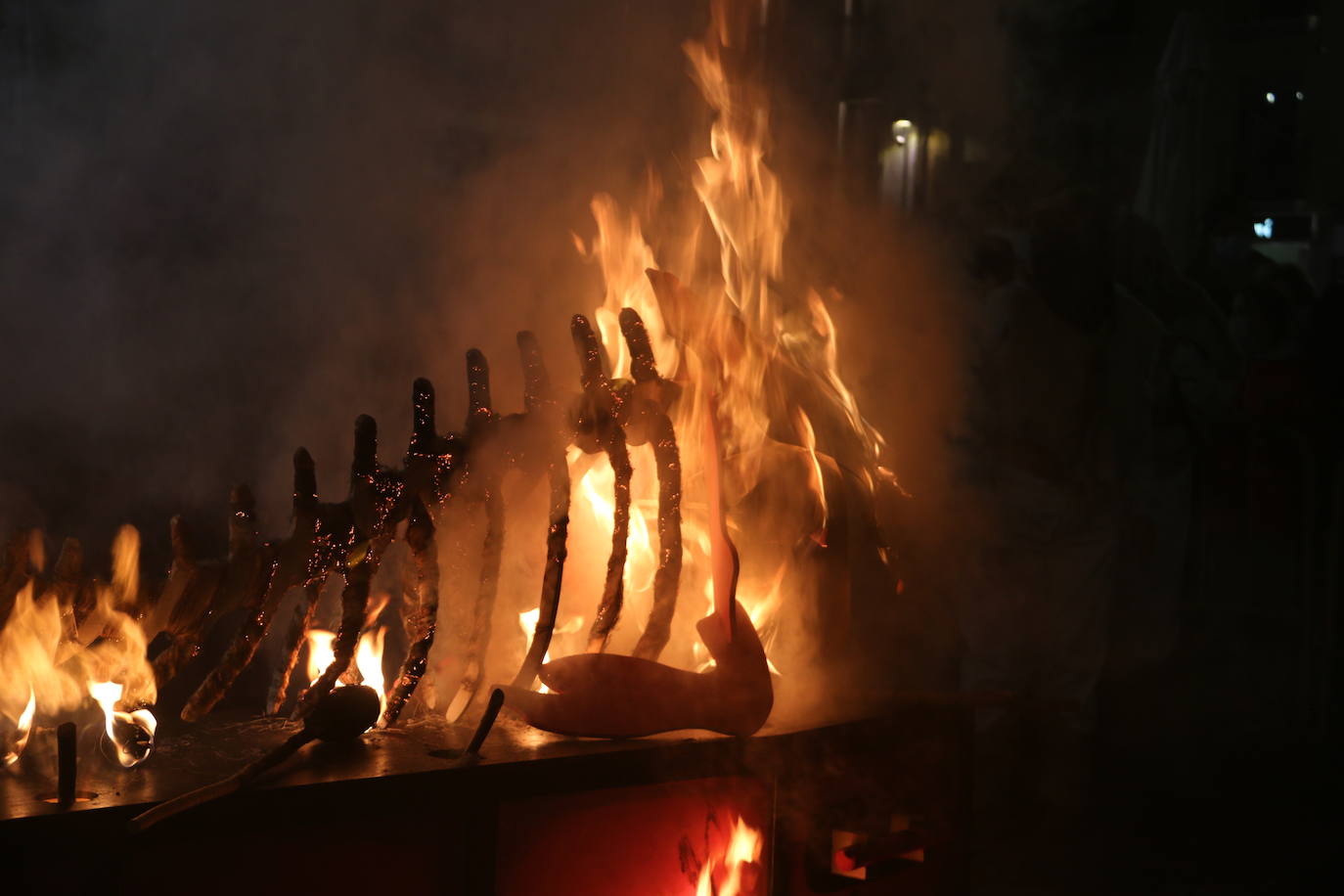 Fiscal, monaguillo y obispo presiden el cortejo fúnebre de Doña Sardina que da la bienvenida a la Cuaresma.